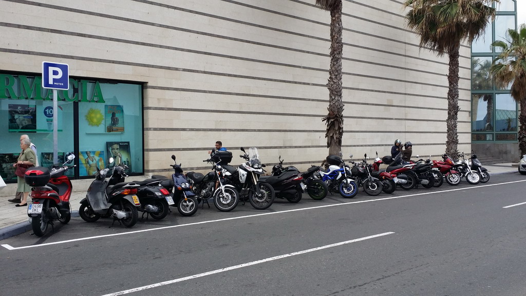 ¿Qué multa conlleva atar la moto a una farola o banco?