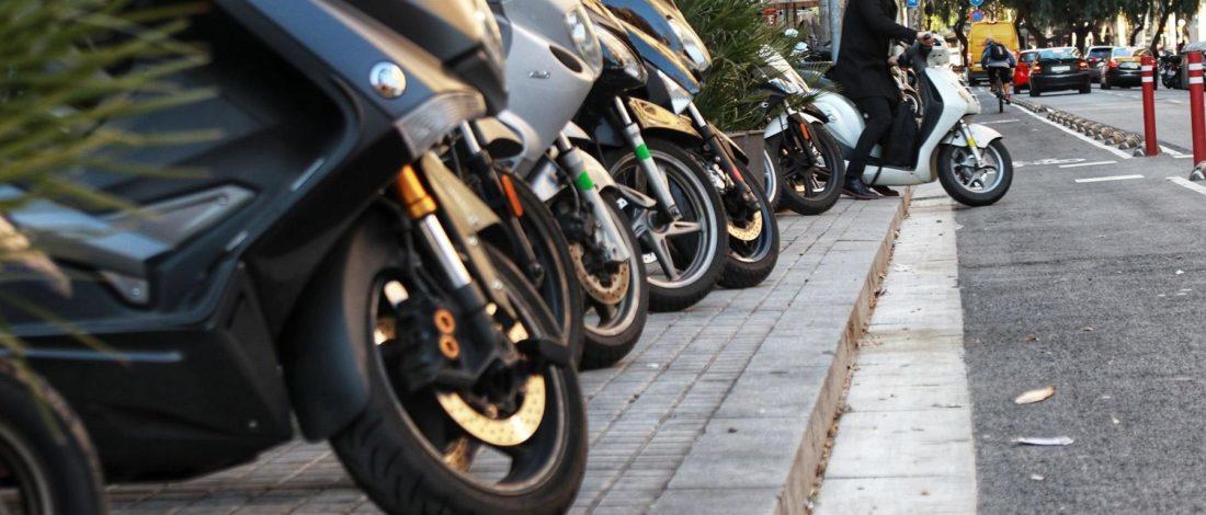 ¿Es ilegal aparcar una moto en la acera?