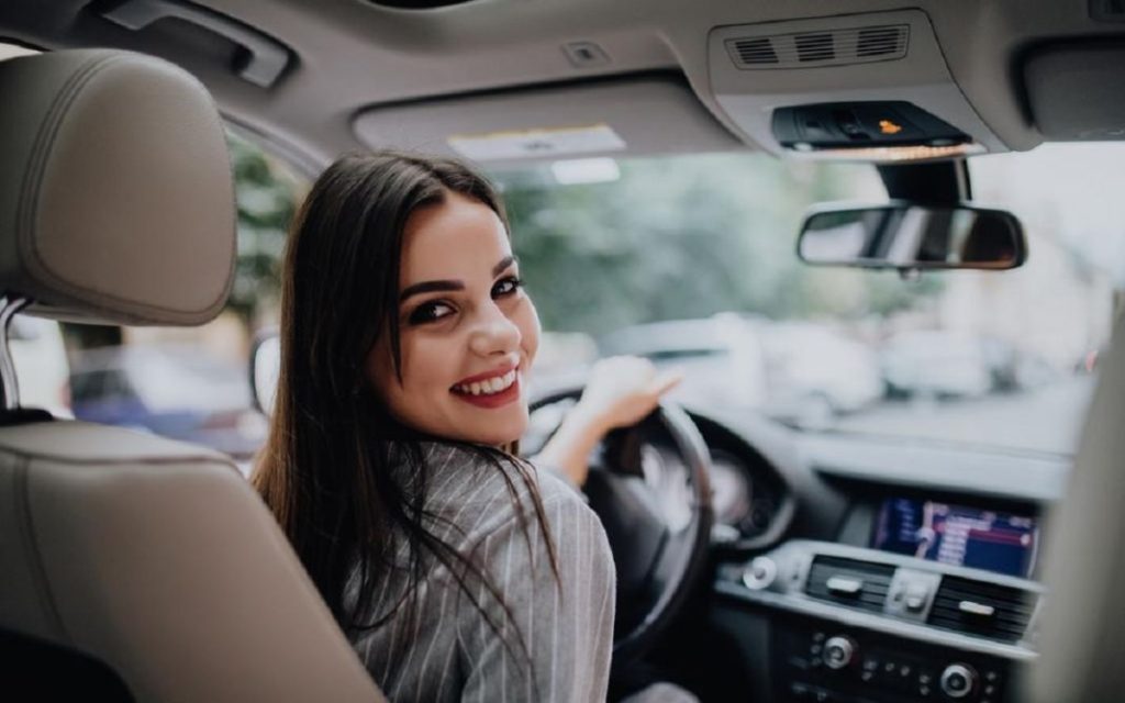 mujer conduciendo en coche