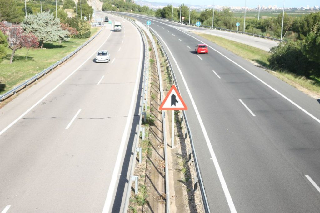 La Guardia Civil de Tráfico te explica qué es conducir 'encarrilado' y cómo afecta a tu seguridad 43 Motor16 normas