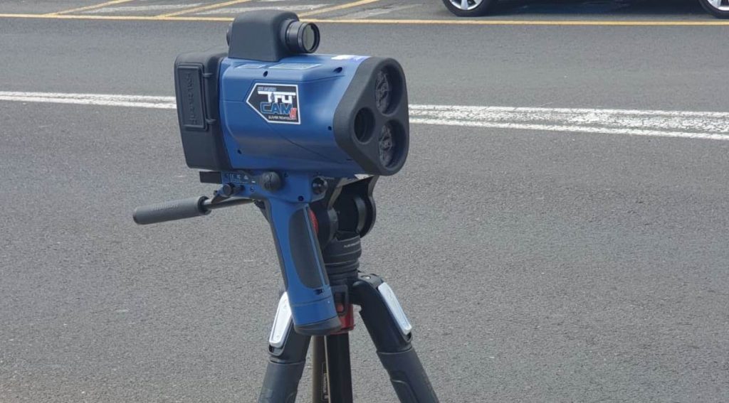 La pistola radar con que sueña la Guardia Civil de Tráfico: Te 'caza' a más de un kilómetro de distancia 17 Motor16 agente