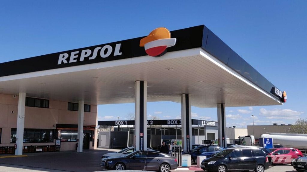 Estos son los tres bancos que te ofrecen descuentos a la hora de echar gasolina 53 Motor16 repostar