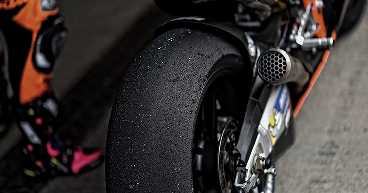 La particular forma de arreglar las ruedas de tu moto que no va a gustar en la ITV 176 Motor16 que es graining motogp Motor16