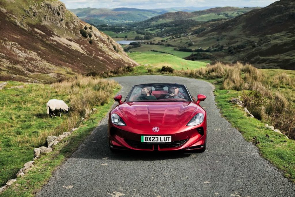 MG Cyberster: 5.000 euros más caro que el BMW Z4 más 'barato' 2 Motor16 2024 MG Cyberster. Imagen movimiento.