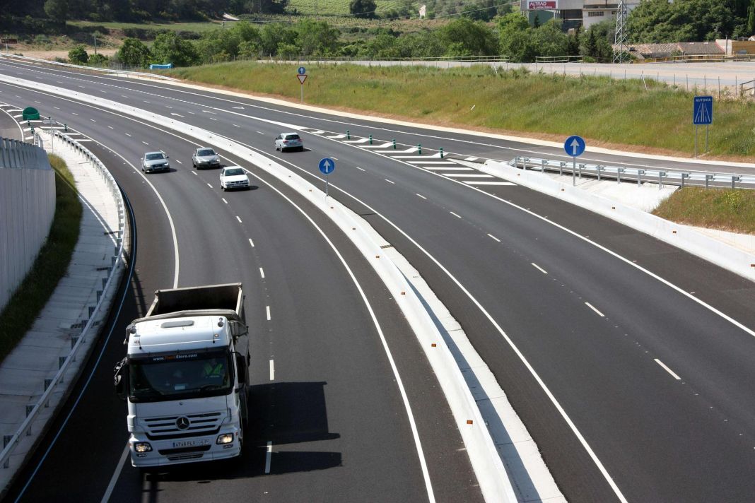 Según la DGT, así tienes que utilizar un carril BUS-VAO 84 Motor16 Respeta las señales de tráfico