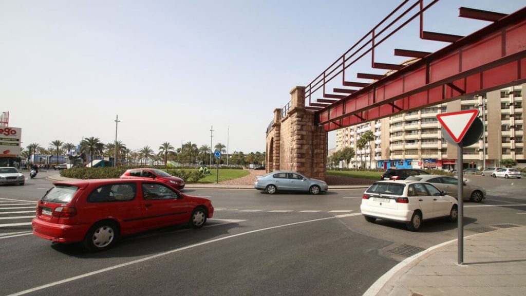 La DGT te saca de dudas: Para esto sirven los cables negros que encuentras cruzados en muchas carreteras 66 Motor16 carreteras