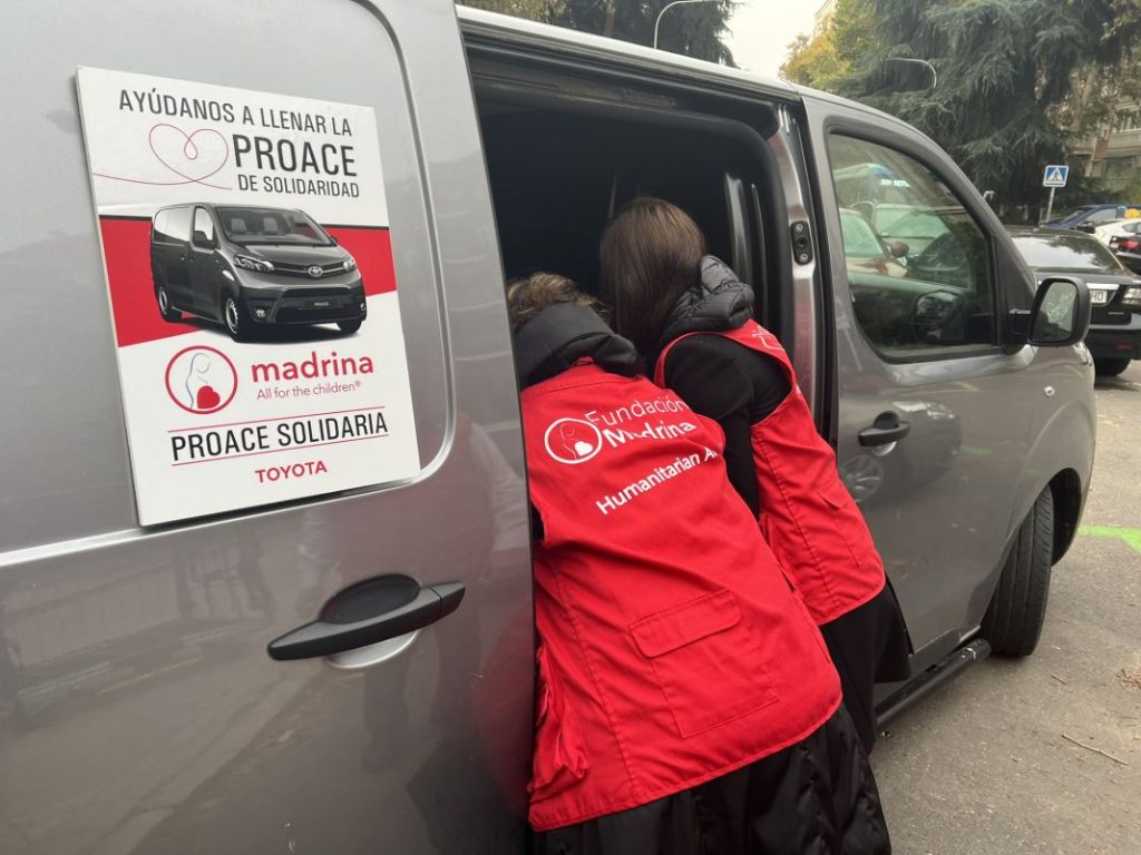 Toyota Proace: cargada hasta los topes con raciones solidarias 3 Motor16 toyota proace solidaridad fundacion madrina4 Motor16