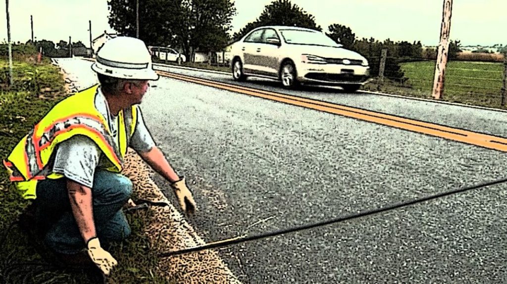 La DGT te saca de dudas: Para esto sirven los cables negros que encuentras cruzados en muchas carreteras 64 Motor16 tubos