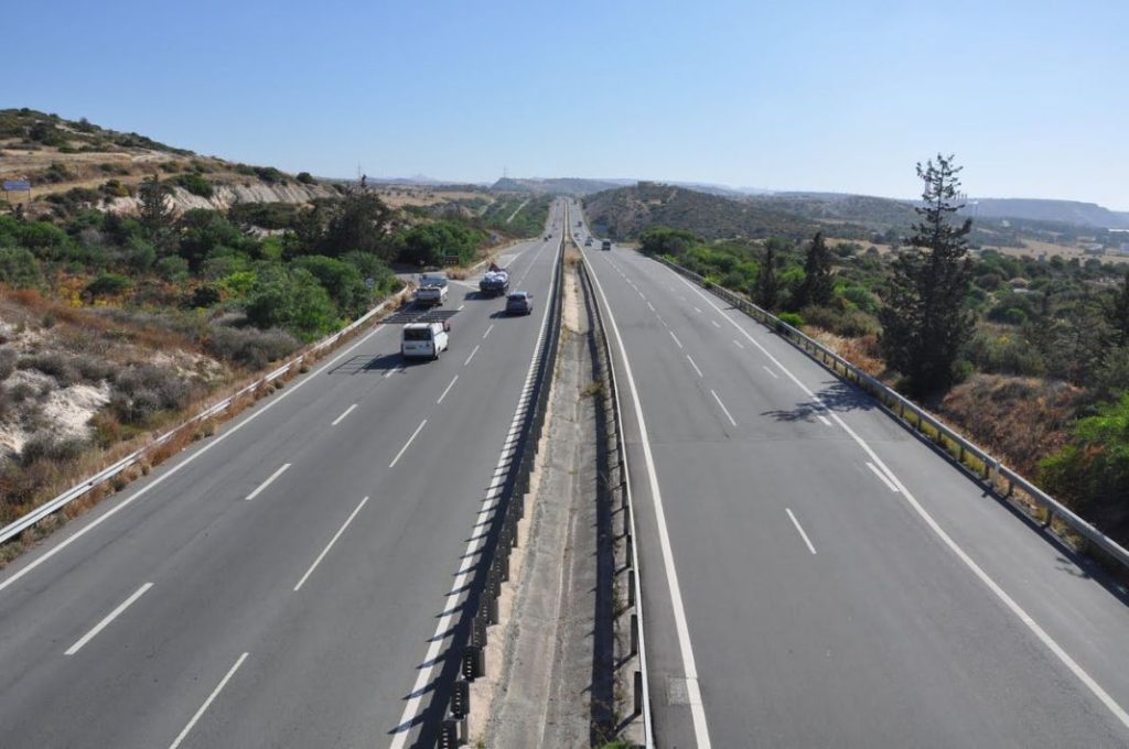 La DGT te saca de dudas: Para esto sirven los cables negros que encuentras cruzados en muchas carreteras 65 Motor16 información