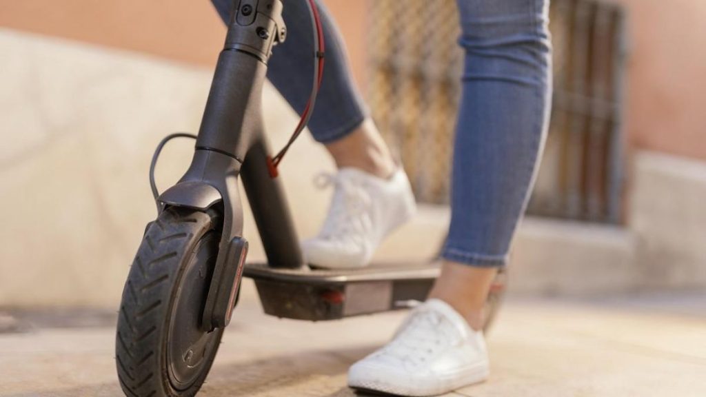 Casi 200 euros de descuento: Media Markt se adelanta al Black Friday para que te compres este patinete eléctrico 164 Motor16 características