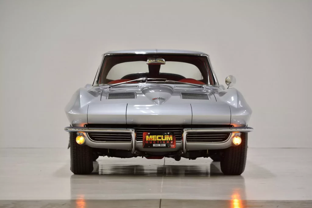 La colección de Corvette más colorida de 1963 sale a subasta 4 Motor16 1963 Corvette C2 Mecum Subasta. Imagen Silver.