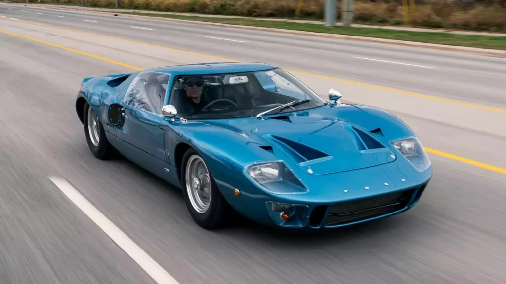 Uno de los 30 Ford GT40 originales y con matrícula está buscando hogar 13 Motor16 1966 Ford GT40 Road Car Mecum 11 Motor16