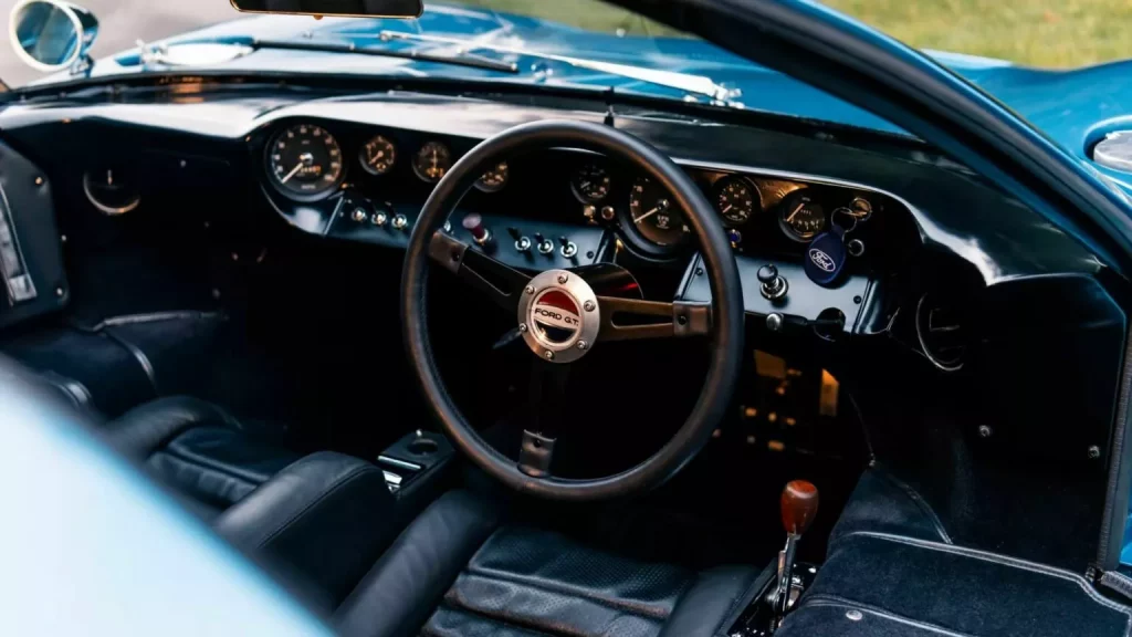Uno de los 30 Ford GT40 originales y con matrícula está buscando hogar 2 Motor16 1966 Ford GT40 MkI Mecum. Imagen interior.