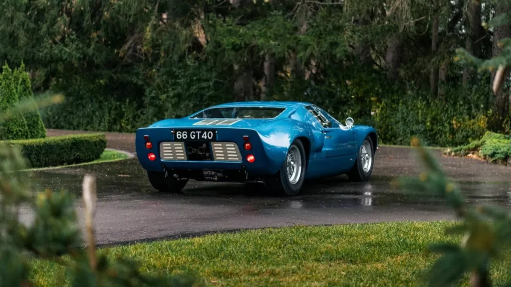 Uno de los 30 Ford GT40 originales y con matrícula está buscando hogar 1 Motor16 1966 Ford GT40 MkI Mecum. Imagen trasera.