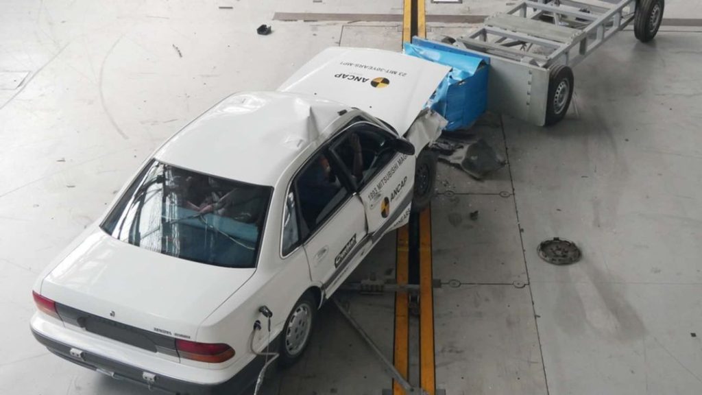 Así es un 'crash test' con un coche de hace 30 años 1 Motor16 1993 mitsubishi magna ancap crash test 1 Motor16