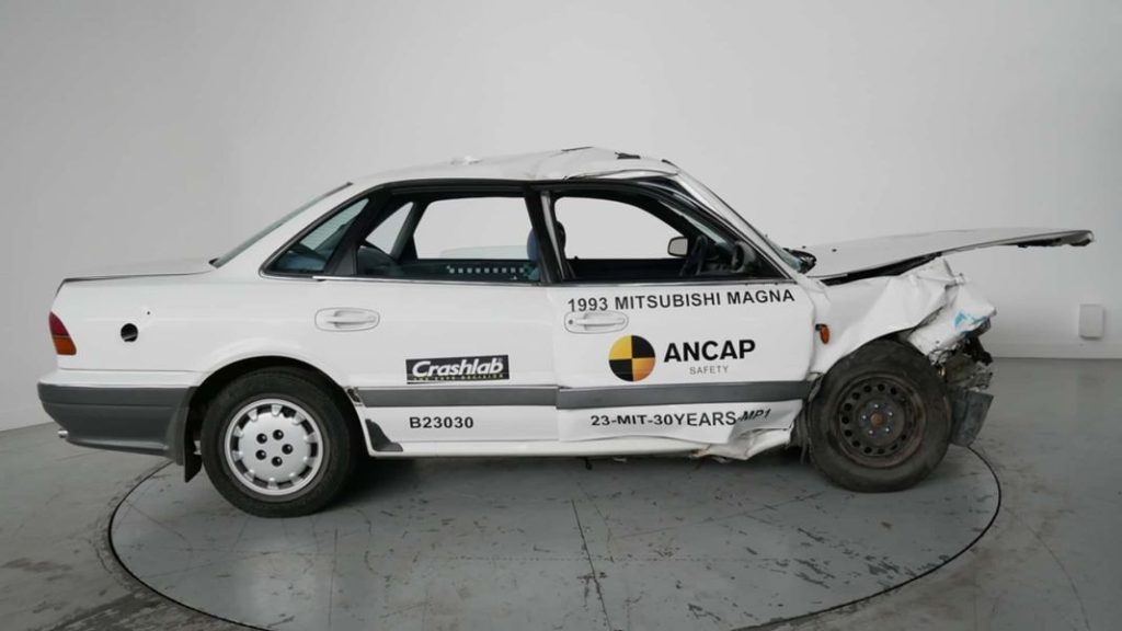 Así es un 'crash test' con un coche de hace 30 años 6 Motor16 1993 mitsubishi magna ancap crash test 10 Motor16