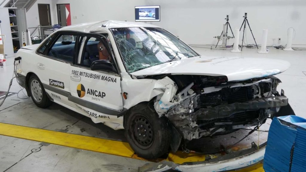 Así es un 'crash test' con un coche de hace 30 años 2 Motor16 1993 mitsubishi magna ancap crash test 6 Motor16