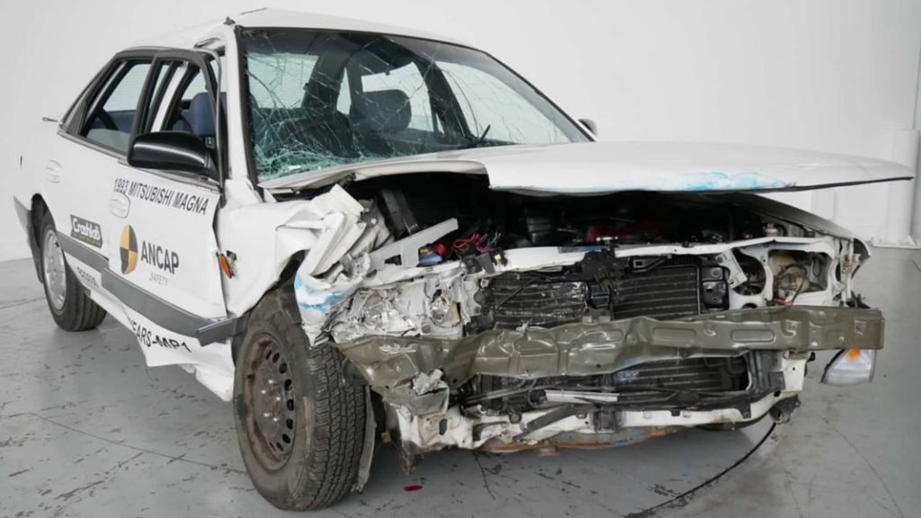 Así es un 'crash test' con un coche de hace 30 años 3 Motor16 1993 mitsubishi magna ancap crash test 7 Motor16