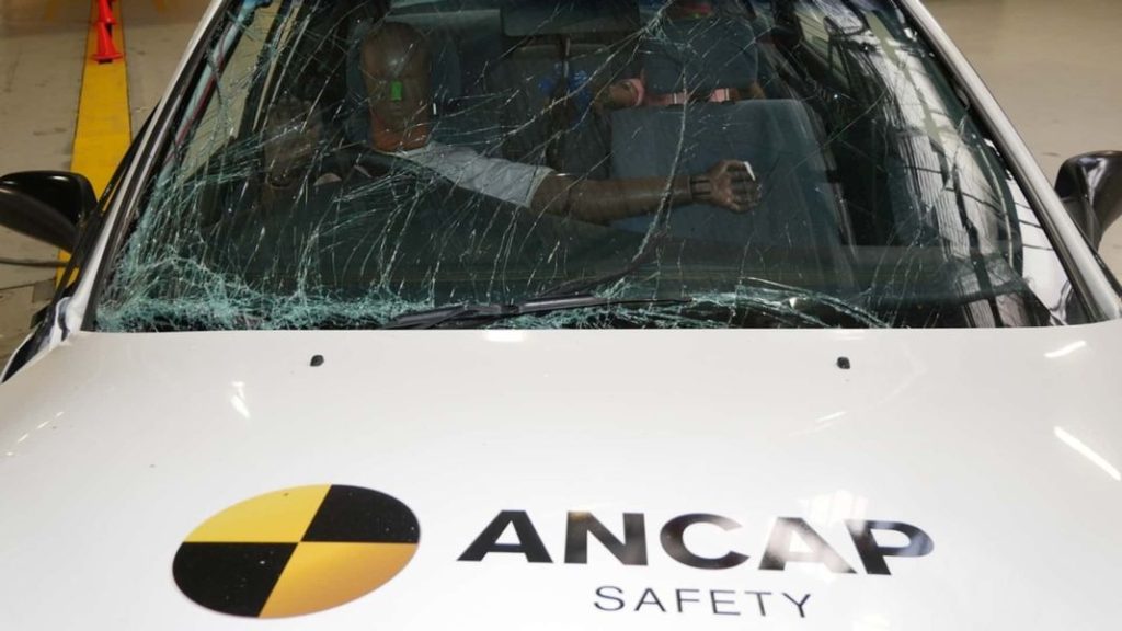 Así es un 'crash test' con un coche de hace 30 años 4 Motor16 1993 mitsubishi magna ancap crash test 8 Motor16