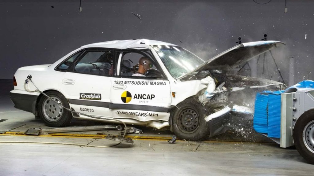 Así es un 'crash test' con un coche de hace 30 años 5 Motor16 1993 mitsubishi magna ancap crash test 9 Motor16