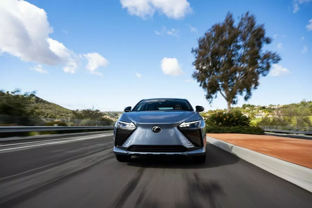 Lexus RZ 300e: La versión light también llega a Estados Unidos 17 Motor16 2023 Lexus RZ 300e 14 Motor16
