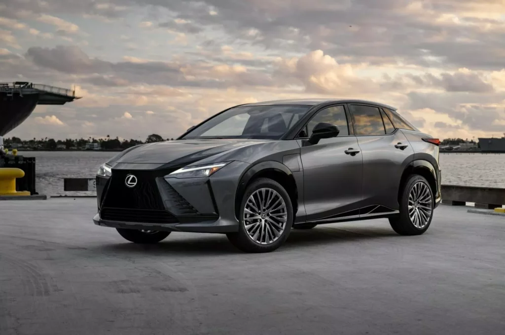Lexus RZ 300e: La versión light también llega a Estados Unidos 6 Motor16 2023 Lexus RZ 300e 3 Motor16