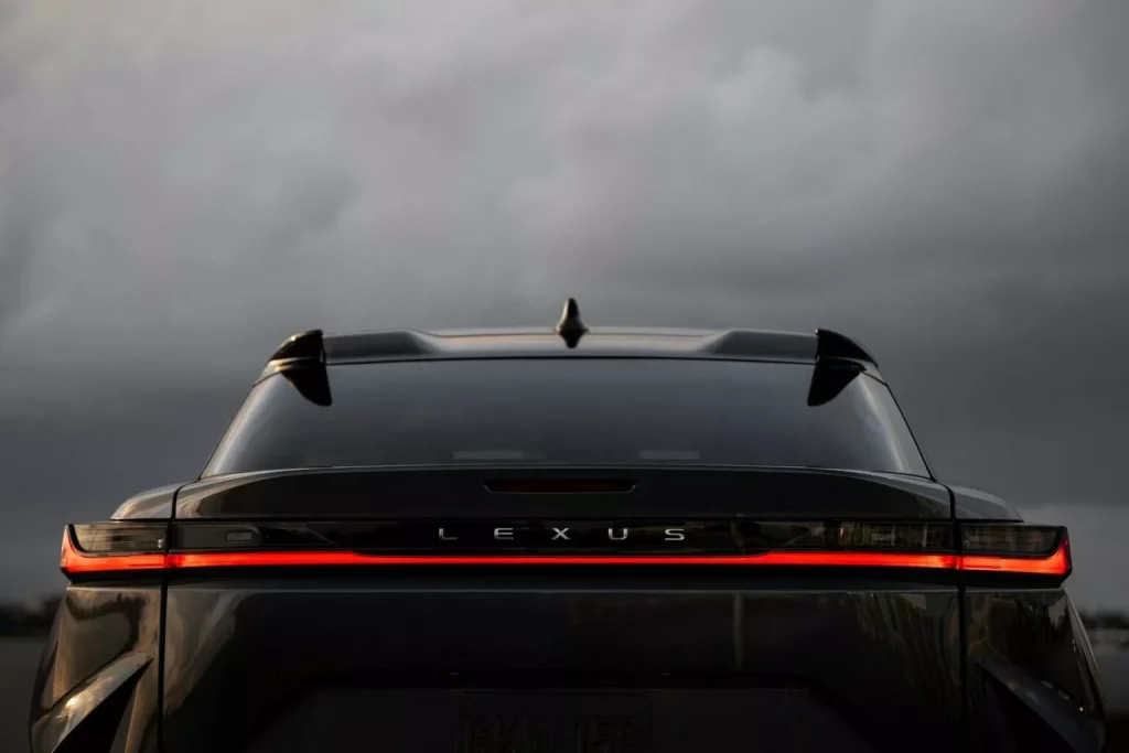 Lexus RZ 300e: La versión light también llega a Estados Unidos 7 Motor16 2023 Lexus RZ 300e 4 Motor16