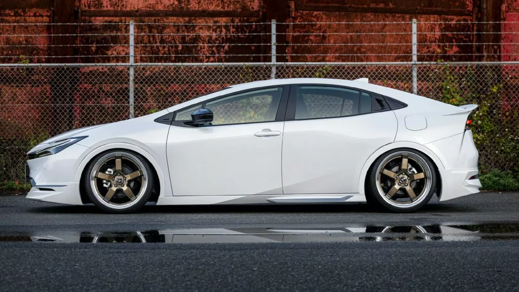 2023 Toyota Prius Khul 10 Motor16