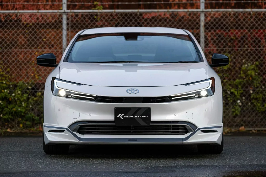 2023 Toyota Prius Kuhl Racing. Imagen frontal.