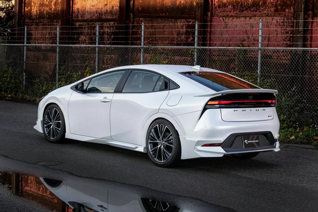 2023 Toyota Prius Kuhl Racing. Imagen trasera.