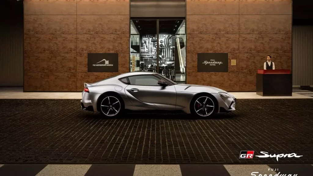 El hotel que pone un Toyota GR Supra a tu entera disposición 1 Motor16 2023 Toyota GR Supra Hotel Fuji. Imagen puerta.