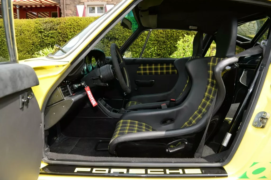 Este dp64 Classic RS Jubilee es lo más parecido a un Porsche 911 Carrera RS 2.7 que puedes tener 2 Motor16 2023 Porsche 911 Carrera RS 2.7 DP Motorsports. Imagen interior.
