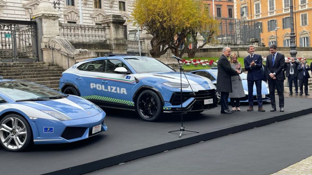 El Lamborghini Urus Performante se alista en la policía italiana 4 Motor16 2023 lamborghini urus performante polizia 3 Motor16