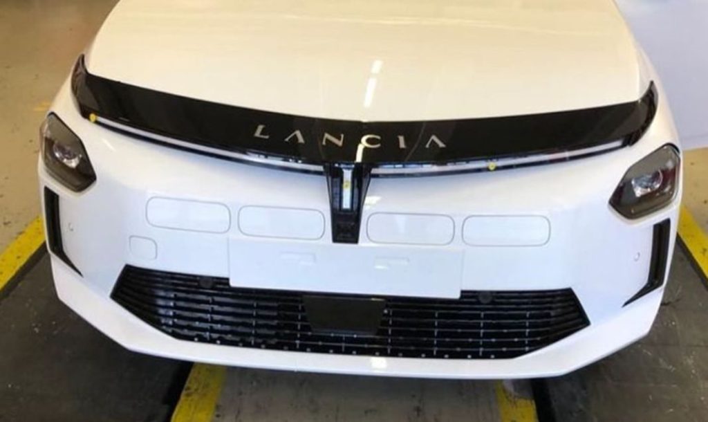2023 lancia ypsilon delantera filtrada copia Motor16
