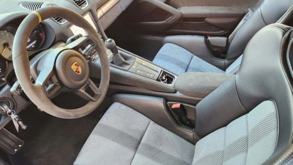 Este Porsche 718 Cayman GT4 RS es el número uno y está a la venta 3 Motor16 2023 Porsche 718 Cayman GT4 RS 001. Imagen interior.