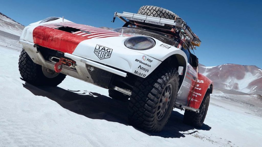 Este Porsche 911 de récord se ríe de un 'nueveonce' Dakar 1 Motor16 2023 Porsche 911 Récord altitud. Imagen delantera.