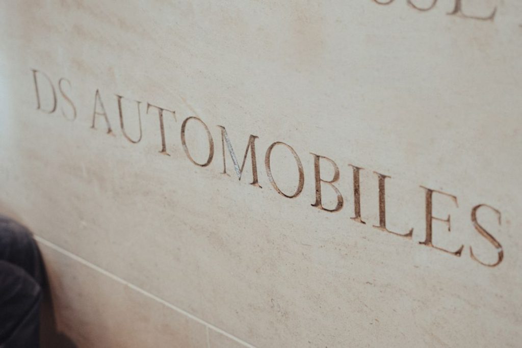 La marca de coches que tiene un hueco en el Museo del Louvre de París 5 Motor16 2023.11 DSxLOUVRE GRAVURE 07@W.Bonbon Motor16