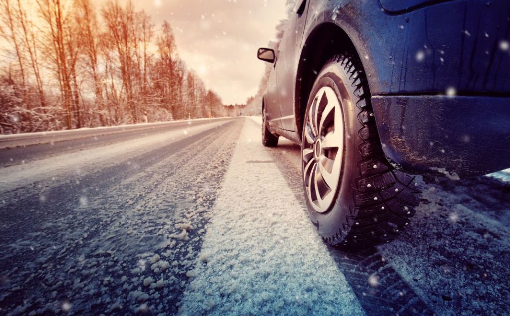 Consejos de la DGT para un arranque seguro en invierno 3 Motor16 5 indispensables que la DGT quiere que lleves en tu coche en invierno Motor16