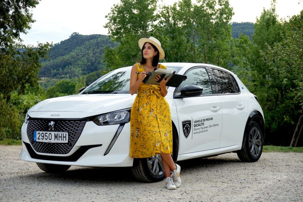 Viaje ilustrado con el Peugeot 205 de Alicia Aradilla, una de las creadoras top del país 10 Motor16 Alicia Arandilla Peugeot3 Motor16