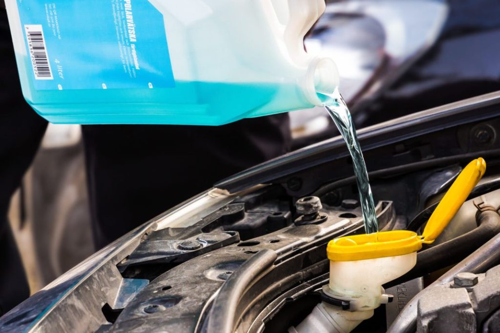 Así puedes cambiar el líquido refrigerante o anticongelante sin pasar por el taller 1 Motor16 IMPORTANCIA Y FRECUENCIA DEL CAMBIO