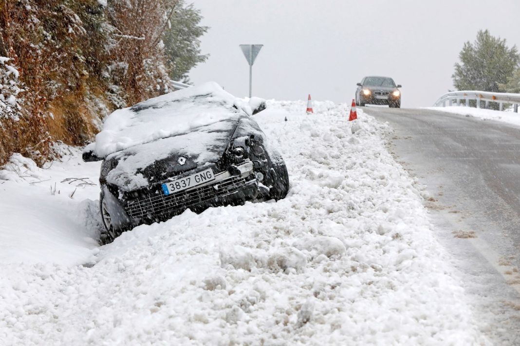 6 consejos de la DGT para que sepas cómo actuar si te pilla una nevada por sorpresa 2 Motor16 SI QUEDAS ATRAPADO EN LA NIEVE