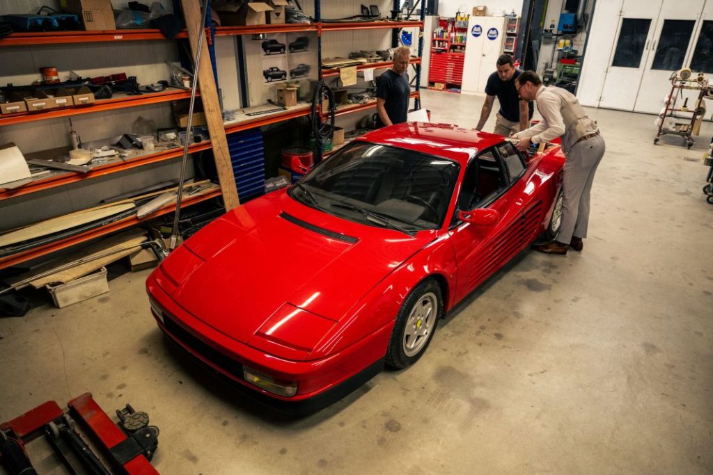 ¿Locura o genialidad? Este carrocero se atreve a hacer targa un Ferrari Testarossa 3 Motor16 Ferrari Testarossa Targa 1 Motor16