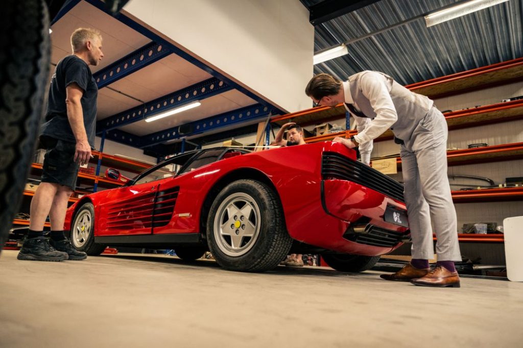 ¿Locura o genialidad? Este carrocero se atreve a hacer targa un Ferrari Testarossa 11 Motor16 Ferrari Testarossa Targa 10 Motor16