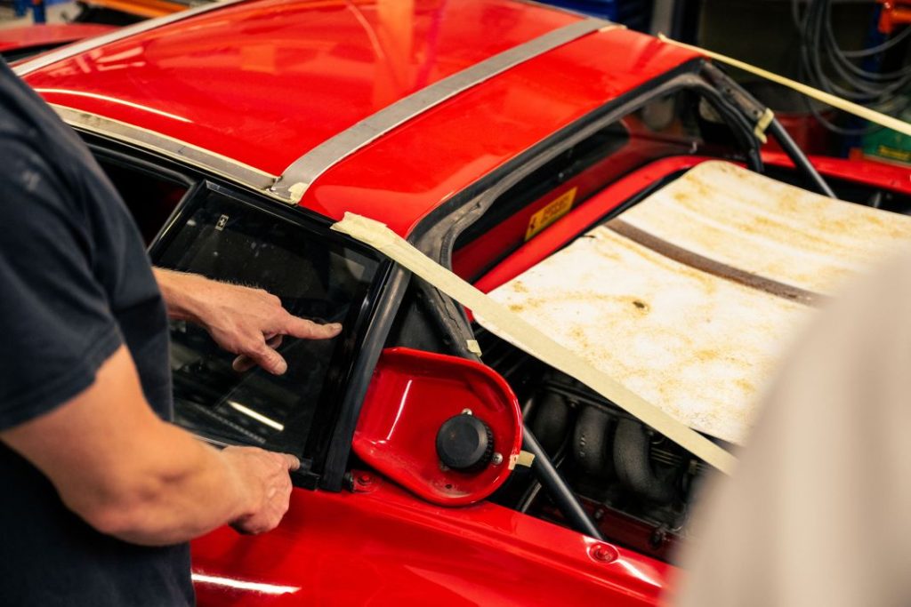 ¿Locura o genialidad? Este carrocero se atreve a hacer targa un Ferrari Testarossa 7 Motor16 Ferrari Testarossa Targa 6 Motor16