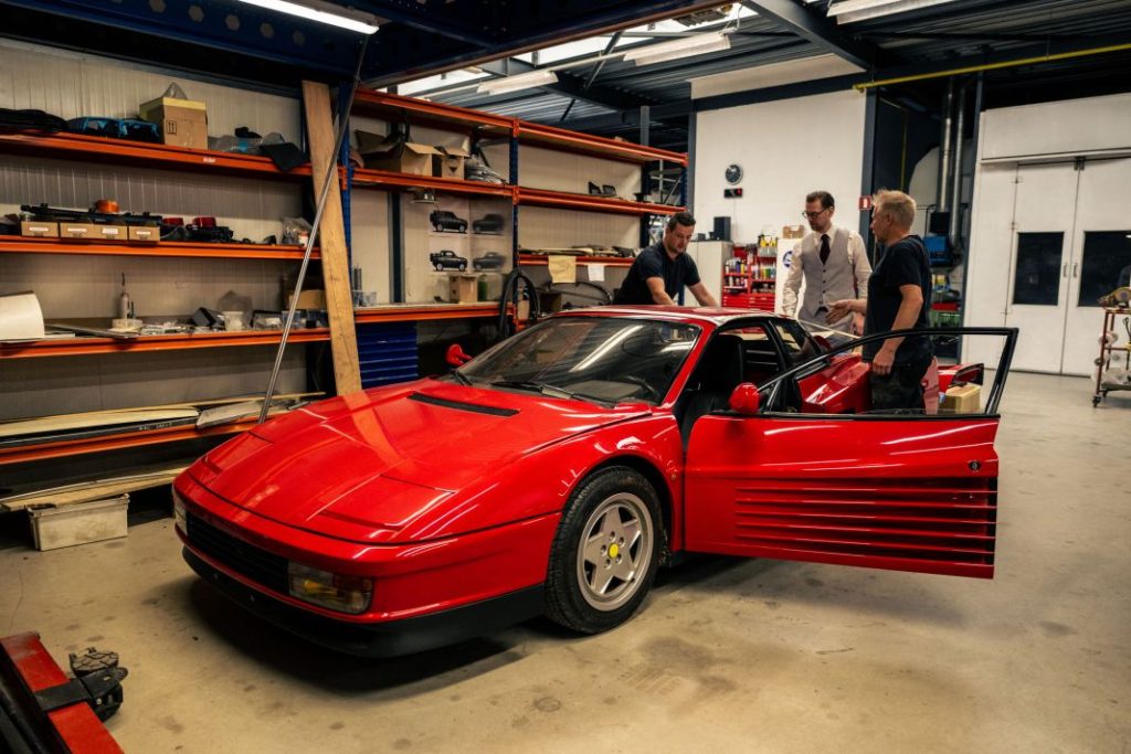 ¿Locura o genialidad? Este carrocero se atreve a hacer targa un Ferrari Testarossa 9 Motor16 Ferrari Testarossa Targa 8 Motor16