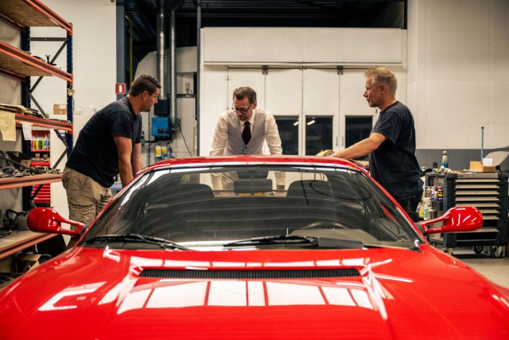 ¿Locura o genialidad? Este carrocero se atreve a hacer targa un Ferrari Testarossa 10 Motor16 Ferrari Testarossa Targa 9 Motor16