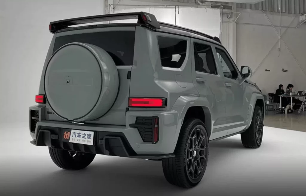 GWM Tank 700 Hi4-T: La respuesta directa a Mansory llega de China 1 Motor16 2023 GWM Tank 700 Hi4-T. Imagen trasera.