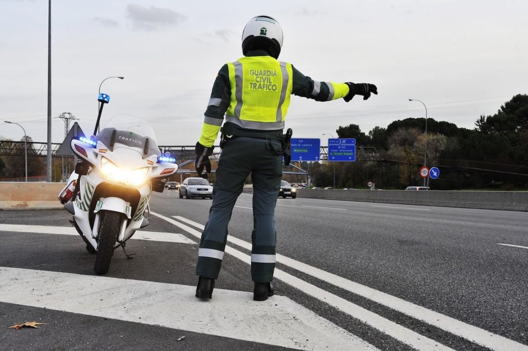 Cómo hay que actuar si un coche de la Guardia Civil nos pide que paremos en la carretera 2 Motor16 RESPONSABILIDADES Y DERECHOS