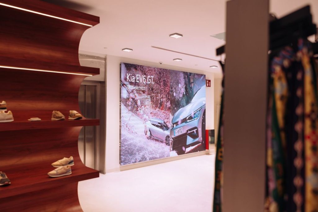 La nueva tienda de lujo de Madrid tiene una marca de coches de referencia 2 Motor16 KIA WowSerrano 3 Motor16