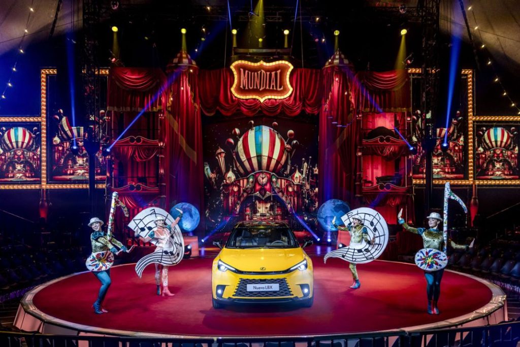 Esta Navidad Lexus te invita a vivir la magia del circo 9 Motor16 Lexus LBX Circlassica 12 Motor16